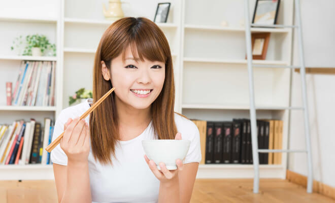 女性食事画像