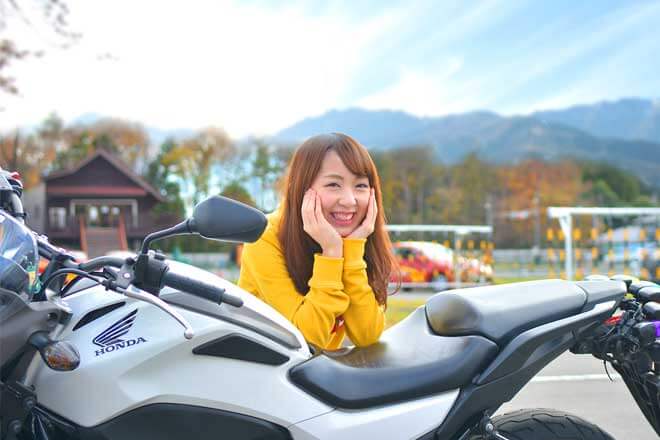 バイクと女性画像